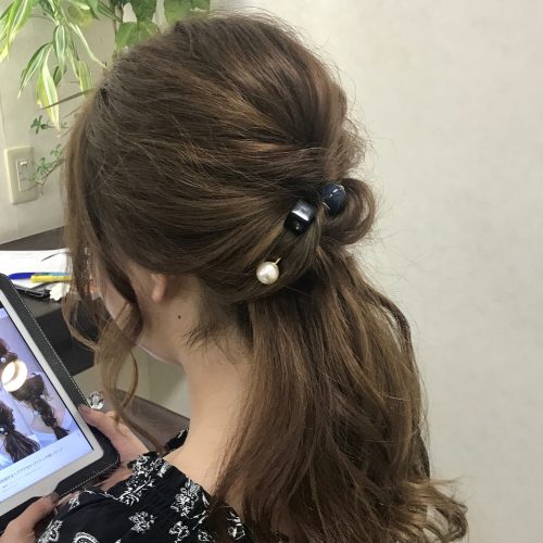 人気のヘアバトンを使った簡単アレンジ♡