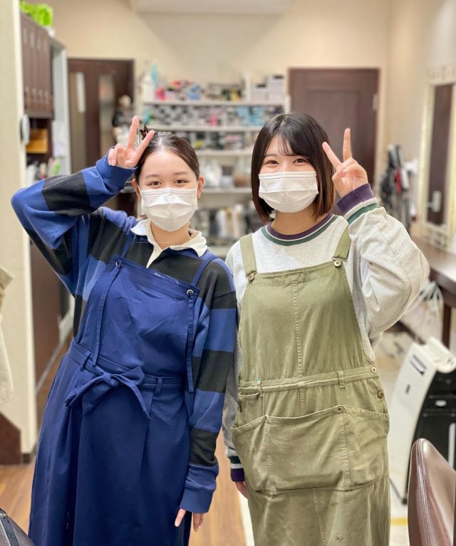 .当サロンのバイトスタッフ！ほんと助かる、、😭⁡ということでご興味ありましたらお気軽にお問合せください！⁡⁡アルバイト募集中✨時給：①900円~②950円~（美専生）※土日祝 時給＋50円資格：18歳以上時間：10:00~20:00の間※勤務時間応相談⁡業務内容：①受付時の簡単な接客、掃除などの作業、その他雑務② ①記載内容＋美容業、撮影補助・週1日~ 2h~ OK!・交通費規定支給⁡華やかなヘアサロンでのお仕事💇🏻‍♀️の裏方の地味な業務がメインとなります！⁡と言っても、どの業務もお客様を可愛く綺麗にカッコ良く、そしてサロンに居心地良く滞在していただくために必要不可欠なお仕事です✨⁡少しでも美容師としての働き方を覚えたい！という将来美容師を志している方は是非ご応募ください🙌⁡ご応募、お問い合わせは下記公式LINE、またはDMでお願いします😌⁡——-✄———-✄ ———-✄ ———-✄OPEN  10:00 - 20:00SUN & HOLIDAY  10:00 - 19:00CLOSE  Mon. Teu. 3rd Sun⁡公式LINE ID:decentage☎︎:0252017385〠:新潟市中央区古町通7番町1001-1⁡お問い合わせはDMまたはLINE《公式アカウント》から「decentage」または「ディセンタージュ」で検索お願いします。ホットペッパーネット予約は、当アカウントトップページリンク先からお願いします！——-✄———-✄ ———-✄ ———-✄⁡#ディセンタージュ#DECENTAGE#スタッフ募集中#サロンモデル募集中#新潟美容室 #新潟美容院 #新潟ヘアサロン #新潟美容師 #新潟美容師募集 #新潟美容師求人 #新潟理容美容専門学校 #新潟理美容 #新潟理美 #jbアカデミー #ｼﾞｬﾊﾟﾝﾋﾞｭｰﾃｲｱｶﾃﾞﾐｰ #japanbeautyacademy #国際ビューティーモード #国際ビューティーモード専門学校 #クレアヘアモード専門学校 #長岡美容専門学校 #ribi⁡#新潟で一番ダメージレスなサロン#ヘアセット施術数県内最多サロン⁡#スタッフ募集中