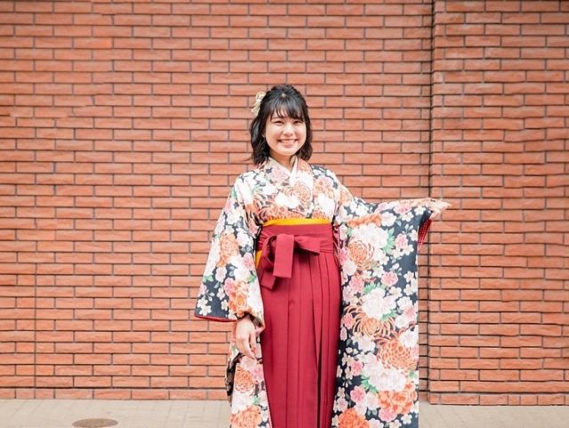 .うちでバイトとして頑張ってたまるちゃんを卒業式で撮影させていただきました。⁡近年コロナの影響で卒業式や成人式も規模の縮小や開催自体が難しかった年もあった数年でしたが、このタイミングで携われてほんと嬉しく思います。⁡まるちゃん素敵なプランナーさんになってください👍⁡⁡ということで、前撮りではなく当日の撮影になってしまいますが、フォトブック作成（画像後半2枚参照）などの撮影プランもありますので気になる方はお気軽にお問い合わせください😌⁡⁡#新潟で一番ダメージレスなサロン#ヘアセット施術数県内最多サロン#サロンモデル募集中#スタッフ募集中#アルバイト募集中詳細はリクルート投稿ページをご覧ください！